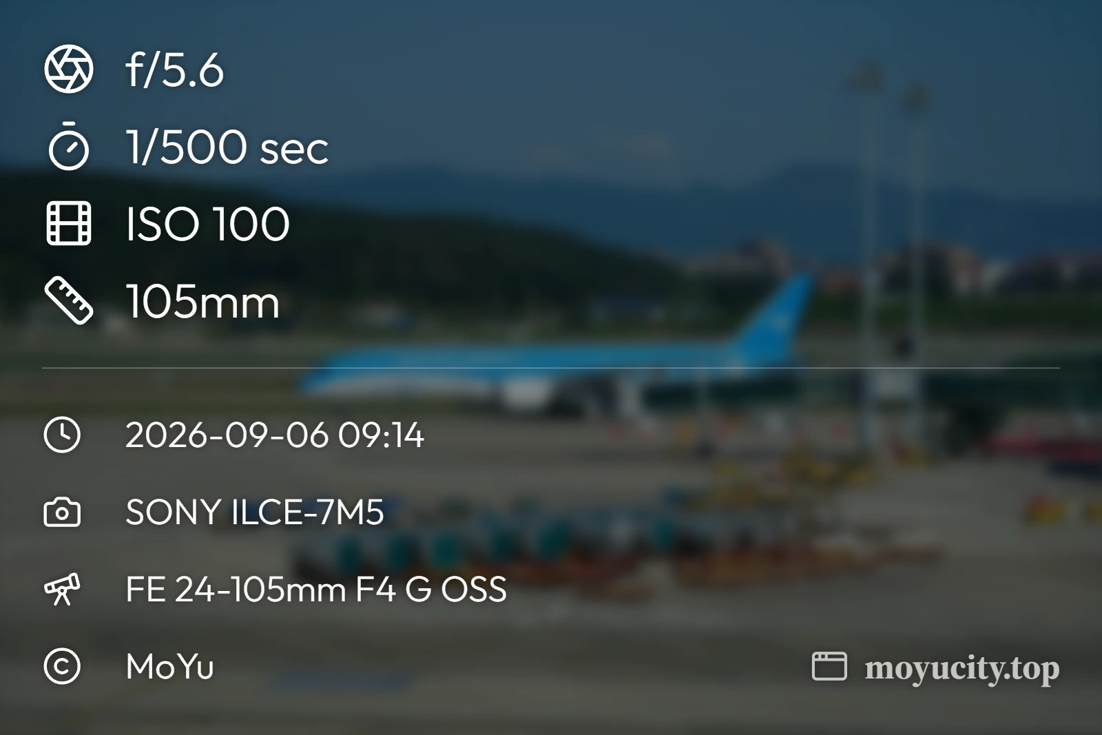 同一张照片的原版参数卡，含真实 EXIF 和固定网站水印 moyucity.top