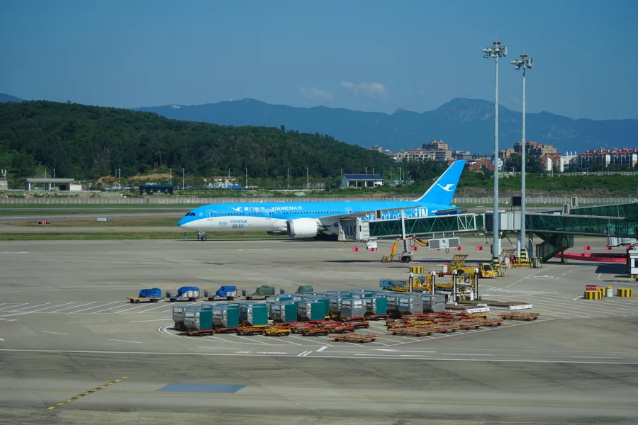 DSC03656.JPG 原照片：停机坪上的蓝色客机